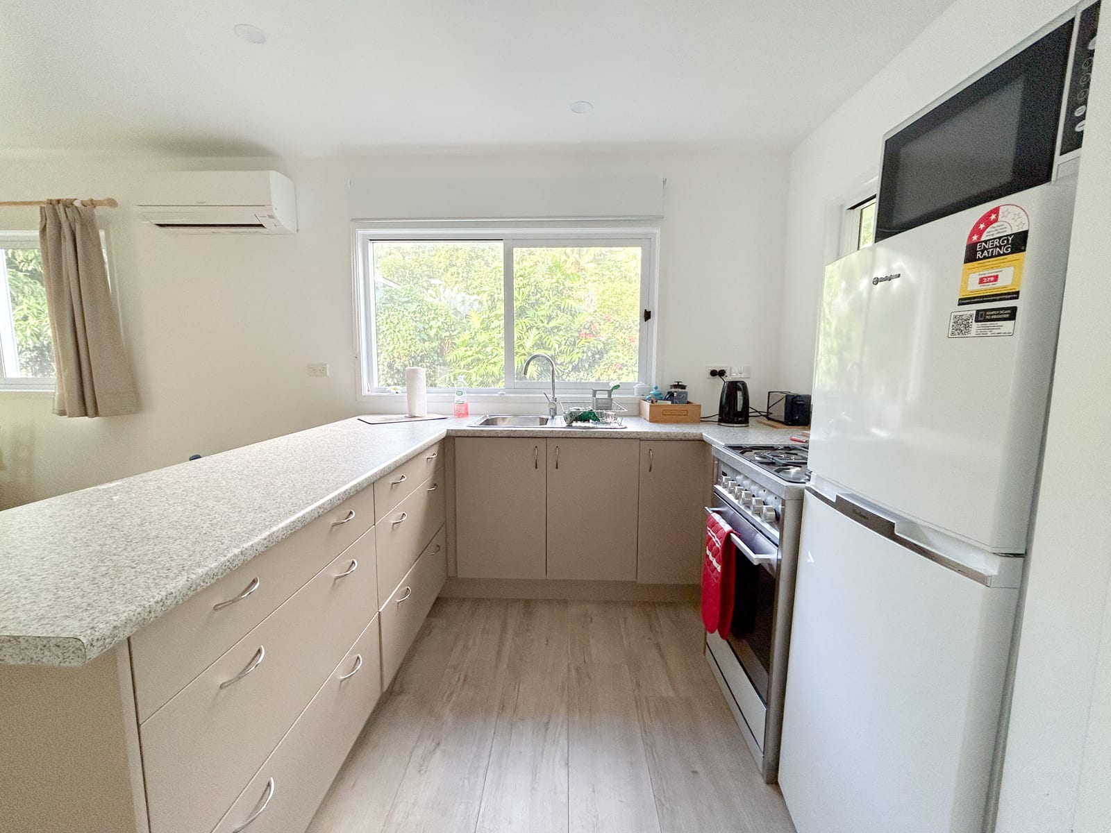 Well-equipped kitchen with full oven and fridge, rental home Inave